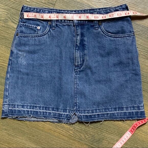 Free People UO Raw Hem Distressed Cut Off Denim 5 Pocket Jean Mini Skirt 2 - Picture 7 of 7